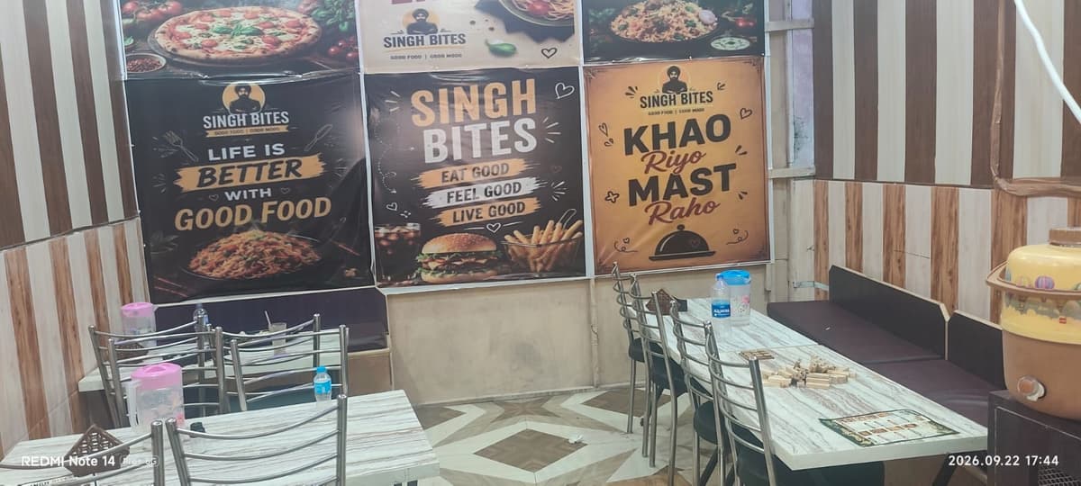Comfortable lounge booth with Khao Piyo Mast Raho mural at Singh Bites